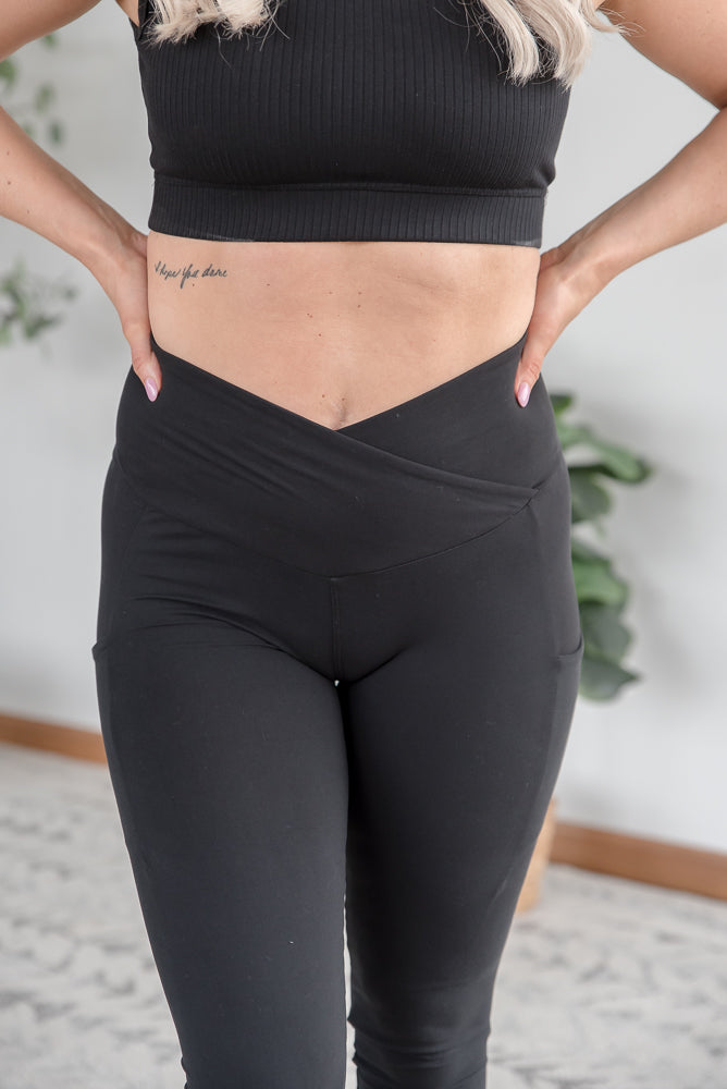 Criss Cross Pocket Leggings in Black