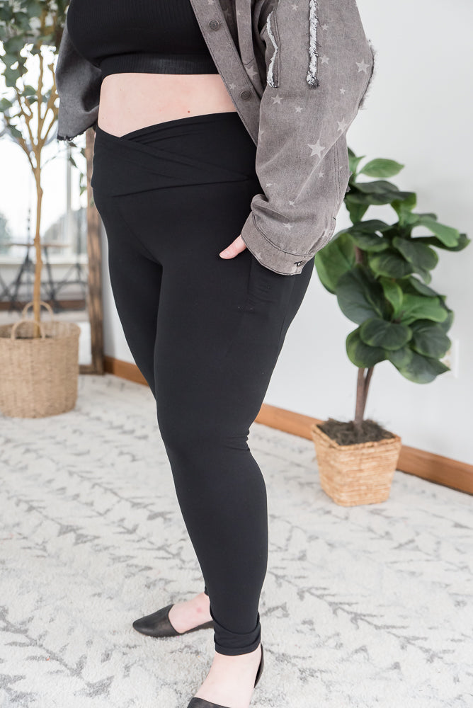 Criss Cross Pocket Leggings in Black